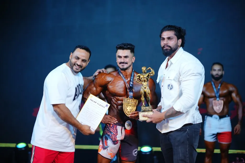 Valar Classic winner receiving trophy and certificate